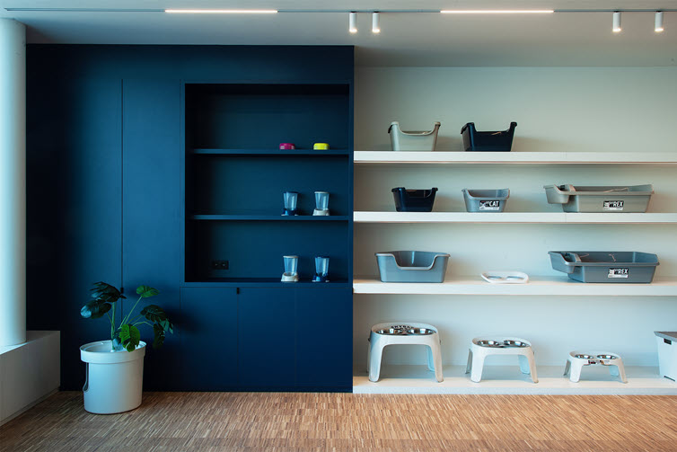 In the meeting rooms, Moderna chose ink blue HPL